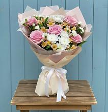 Букет цветов из:  Гвоздики, Орхидеи и Розы в Пяозерский