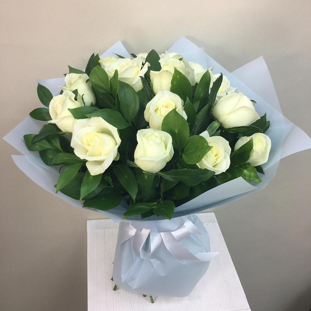 Букет 15 Белых роз Проуд в Пяозерский