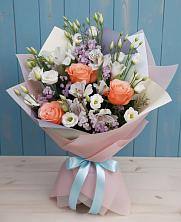 Букет цветов из:  Лизиантусы, Розы, Альстромерии и Гипсофила в Пяозерский