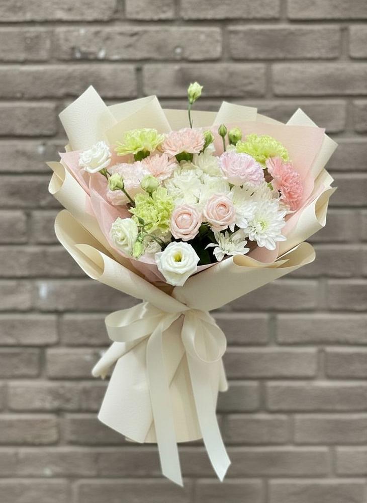 Букет цветов из: Гвоздики, Розы, Лизиантусы и Хризантемы в Пяозерский