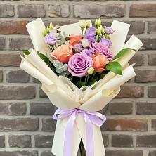Букет цветов из:  Лизиантусы и Розы в Пяозерский