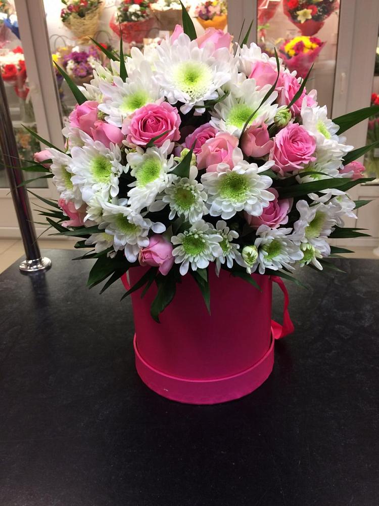 Цветочная композиция из Розы и Хризантемы в шляпной коробке в Пяозерский