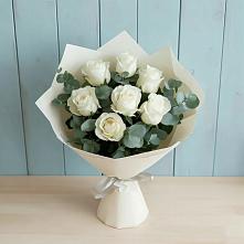 Букет Белые розы в Эвкалипте в Пяозерский